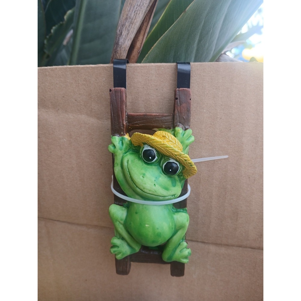 Hanging Frog Garden Statue on Ladder with Straw Hat Pot Hanger Outdoor Decor